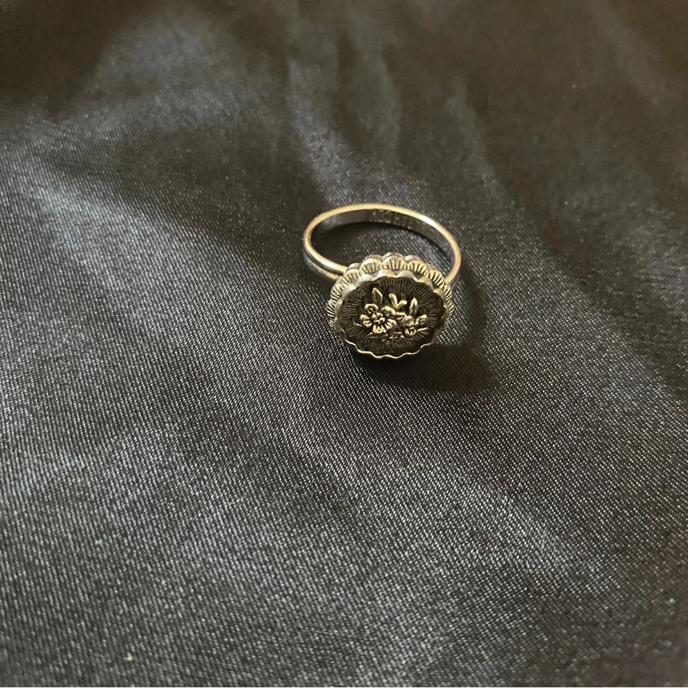 Sarah Coventry Silver Floral Round Button Ring